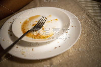 肮脏的盘子，勺子，叉子放在桌子上