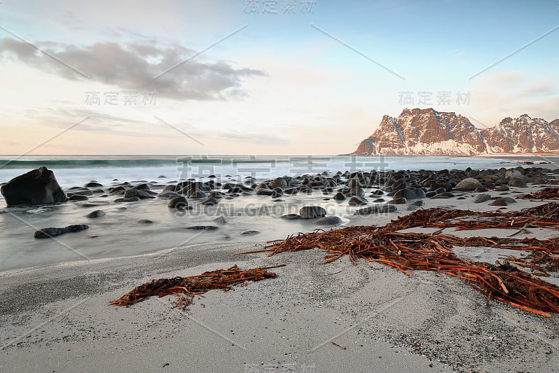 乌塔克莱夫海滩 -内沃德斯景观安装衬里斯坦斯峡湾 N. shore.维斯瓦戈亚-诺德兰郡-挪威。01