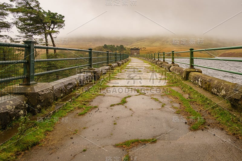 英国威尔士波伊斯，Grwyne Fawr水库的一个雨天