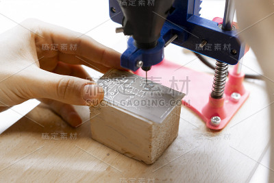 近距离观察男工程师在实验室工作，钻孔的电气细节和部件