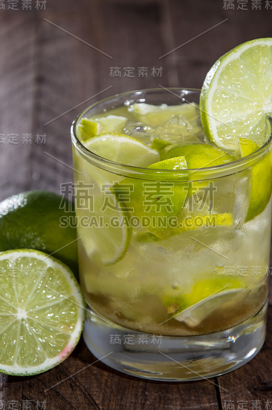 木制背景鸡尾酒