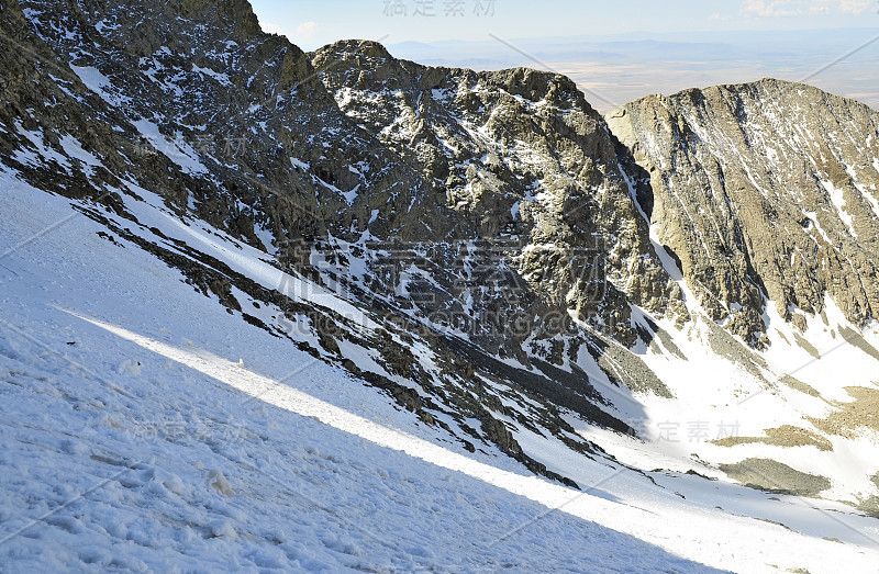 美国落基山脉Cristo山，科罗拉多小熊峰，山地雪崩地形中积雪覆盖的高山景观，地形对气候变化敏感