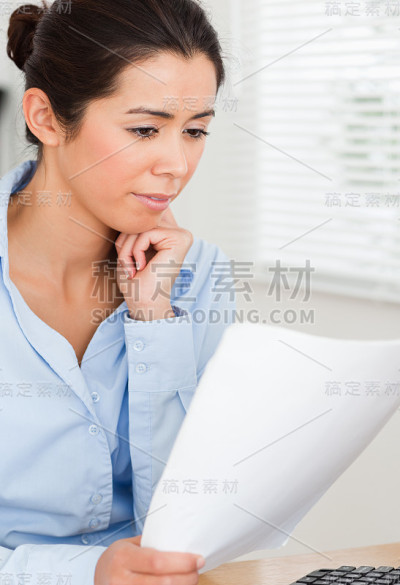 一个漂亮的女人拿着一张纸