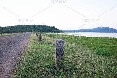 那条路靠近河边