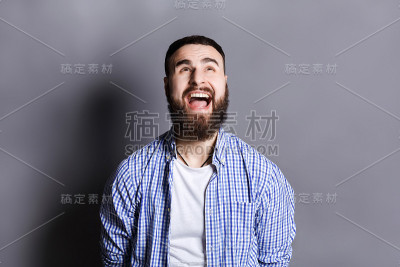 愤怒哭泣的大胡子男子的肖像