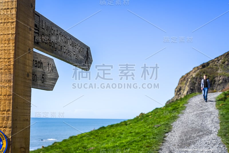 沿着海岸线的徒步旅行路线