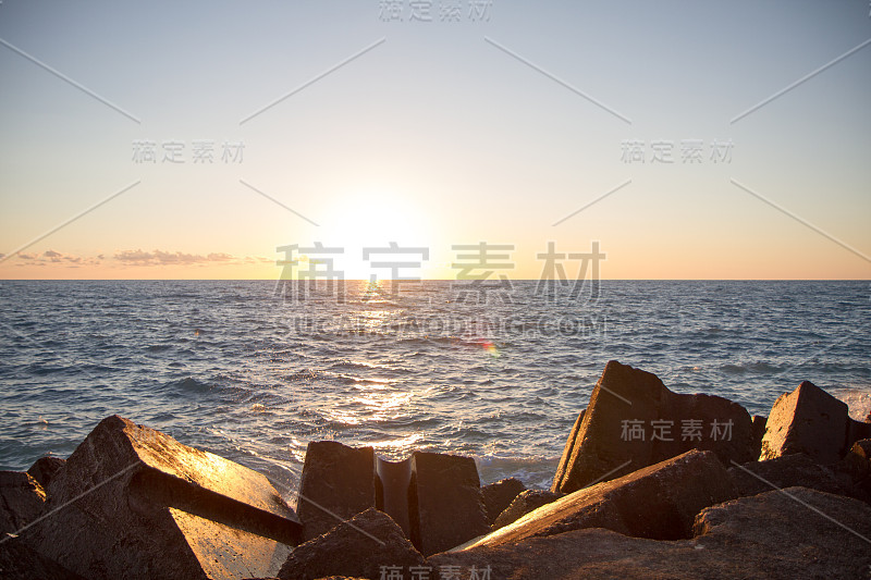 日落景观与防波堤和海