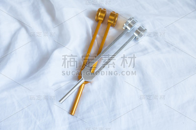 手拿音叉。