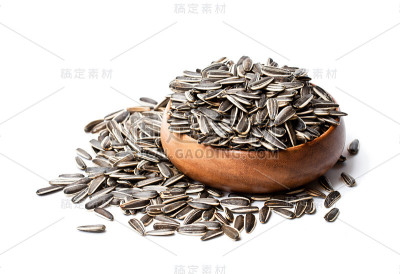 葵花籽在木碗上孤立白色