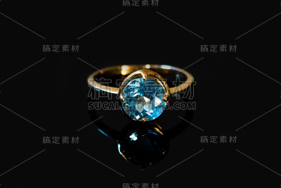 美丽的老金戒指与蓝色宝石孤立在白色的背景