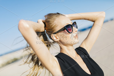 海边的金发美女