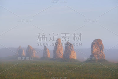 在雾中日出的Camaret sur mer的Menhir对齐视图