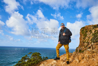 年轻的游客在卡波达罗卡角观看美丽的风景，冬季旅行。位于葡萄牙的欧洲最西端
