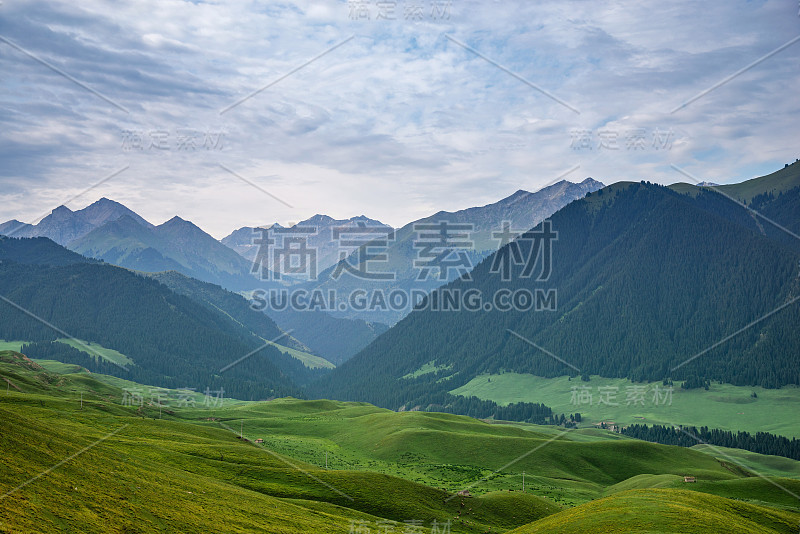 山岳自然景观与绿草草地