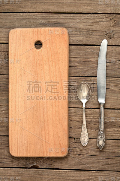有膛线的木板，旧勺子和小刀
