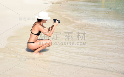 摄影师在比基尼