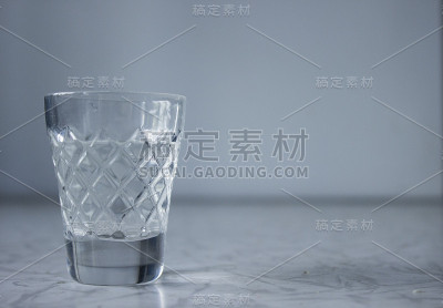 装有酒精的杯子