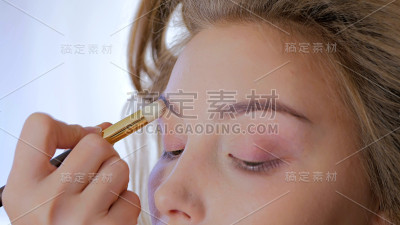 专业化妆师使用眼影底霜作眼部模特