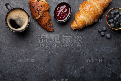 早餐，咖啡和羊角面包