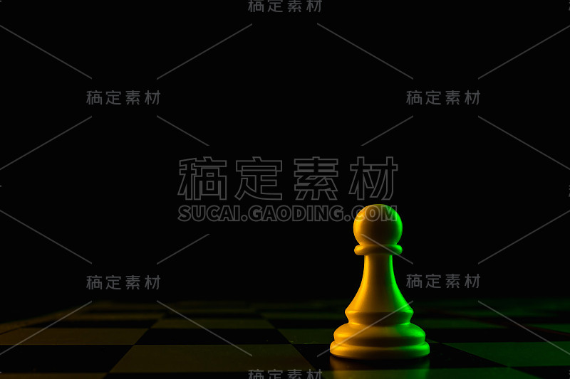 近距离的白卒在棋盘上，国际象棋，游戏。对抗、事业、晋升、创业的理念。