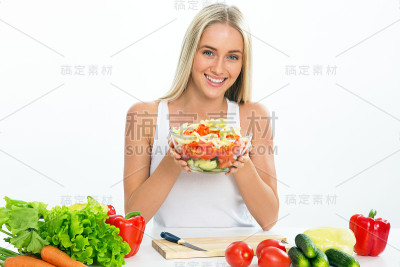 年轻女人做饭