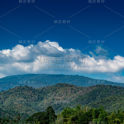 蓝天上有白云的山