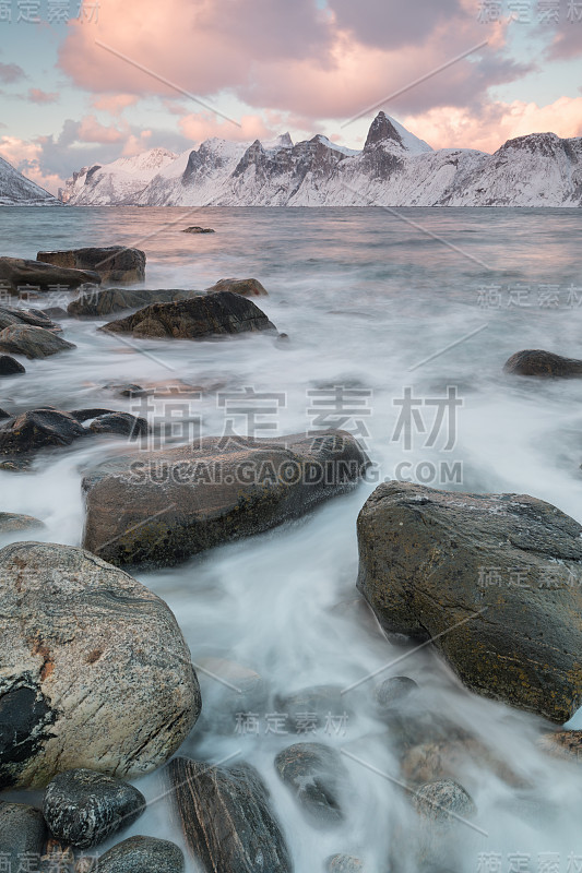 挪威森雅的冰雪峡湾和山脉全景，令人惊叹的挪威自然海景热门旅游景点。最著名的旅游景点。美丽的日落在令人