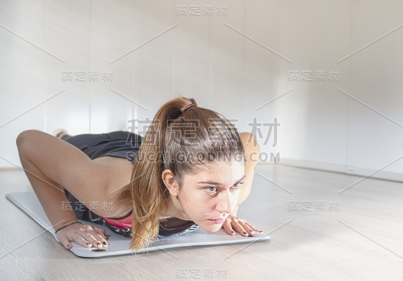 健身房的女孩