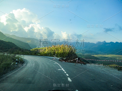 在通往老挝琅勃拉邦的路上拐弯