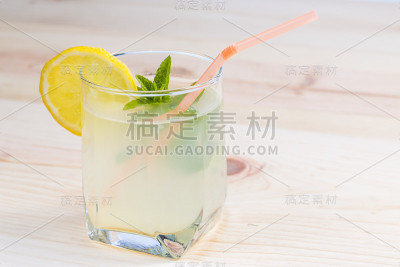 柠檬水的玻璃