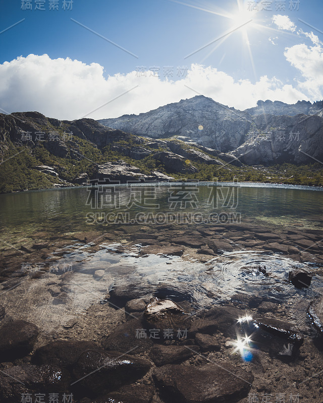 Lac de Melo的全景和山顶上的Lac de Capitello的头o