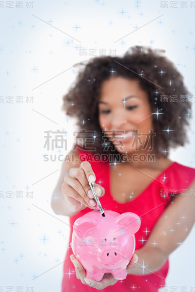 钱被放进一个粉红色的存钱罐里