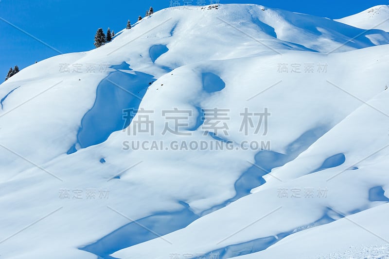 冬天白雪皑皑的小山。