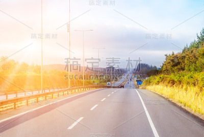 城际公路，阳光灿烂