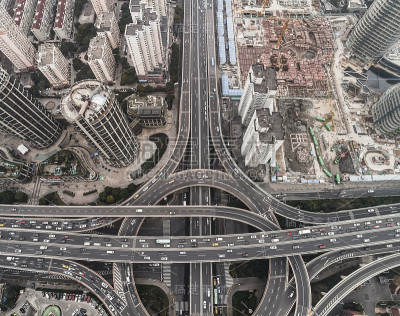 多云天气城市公路和立交桥鸟瞰图
