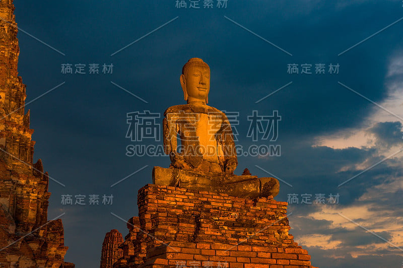 以多云的天空为背景，照亮古代佛像