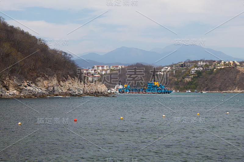 有蓝绿色海水和阳光的海滩日