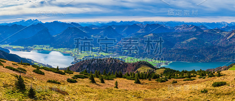 风景如画的秋天阿尔卑斯山山湖从沙夫伯格的观点，萨尔茨卡默古特，上奥地利。