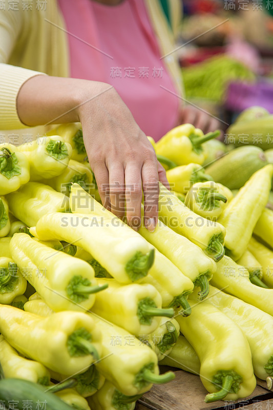 在市场上买菜的女人