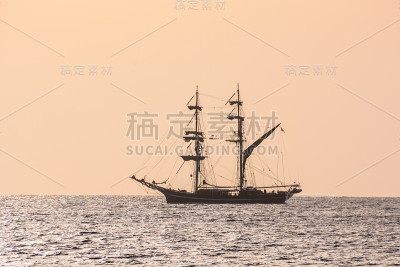 日落时帆船的剪影