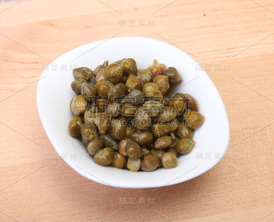 木桌上有一碗新鲜的酸豆