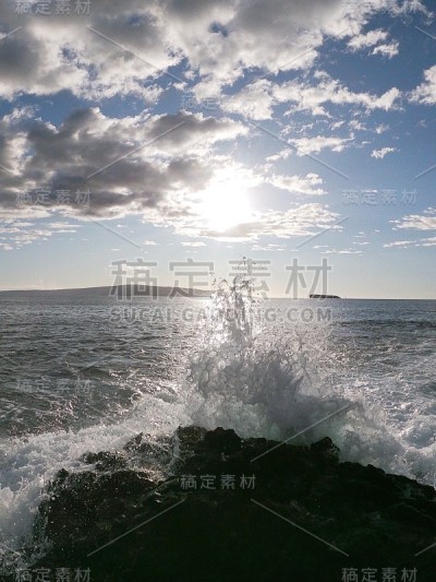 海浪撞击着熔岩岩石