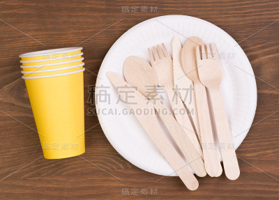 一次性纸盘、杯子和木制餐具