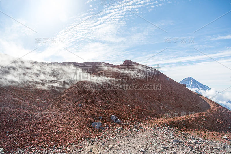 俄罗斯堪察加半岛的阿瓦钦斯基火山。阿瓦查河和纳利切夫河交汇处的活火山，位于彼得罗巴甫洛夫斯克-堪察茨