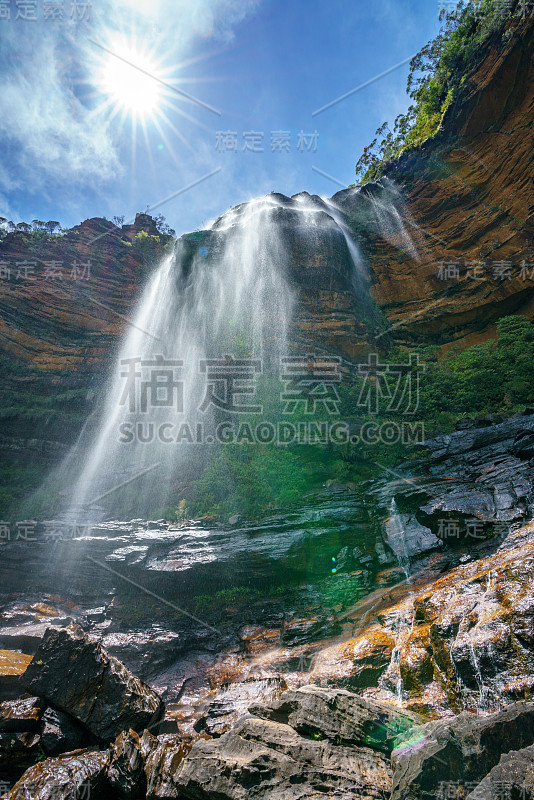 太阳在wentworth falls，蓝山国家公园，澳大利亚