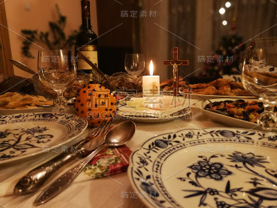 立陶宛圣诞夜餐桌与圣诞薄饼和蜡烛