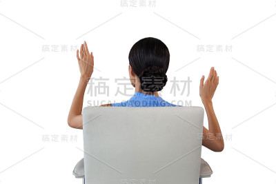 后视图女商人使用界面白色坐在椅子上