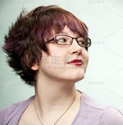 女人向一边看