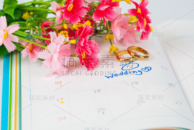 在日历上的婚礼便条用鲜花提醒婚礼当天。