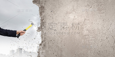 手拿着锤
